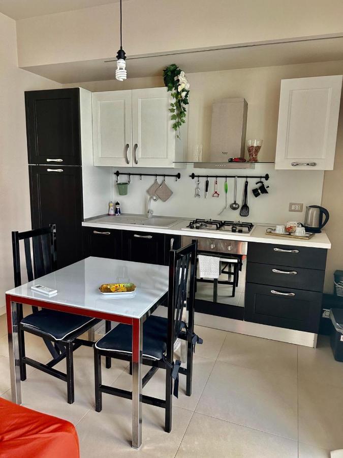 Piccolo Loft In Centro Asti Apartment Bagian luar foto