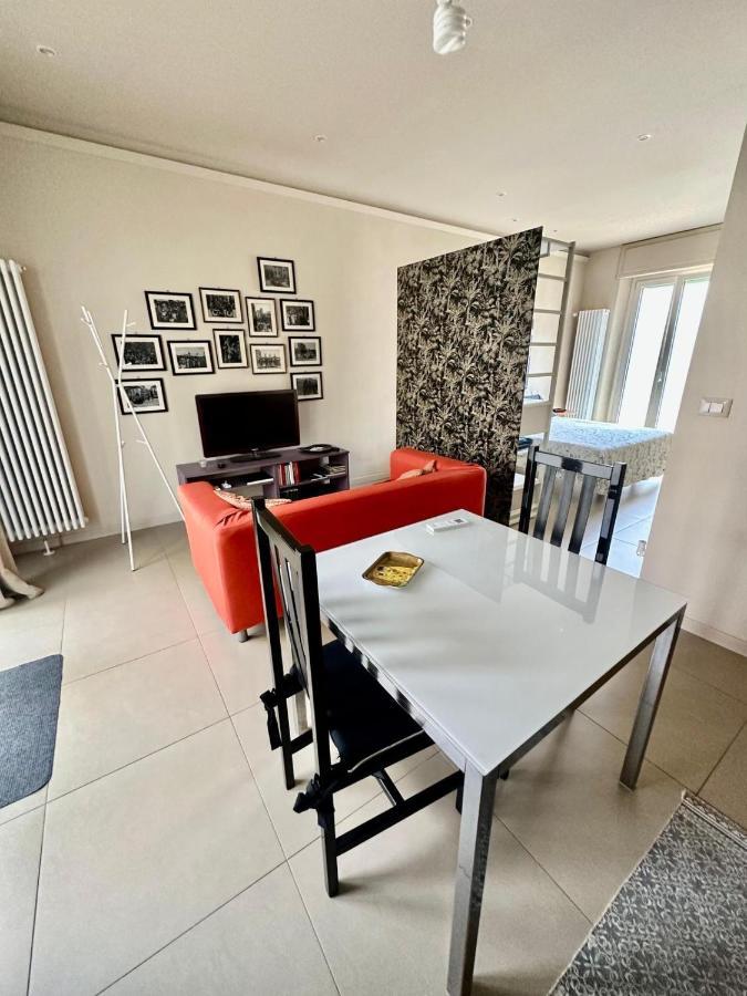 Piccolo Loft In Centro Asti Apartment Bagian luar foto